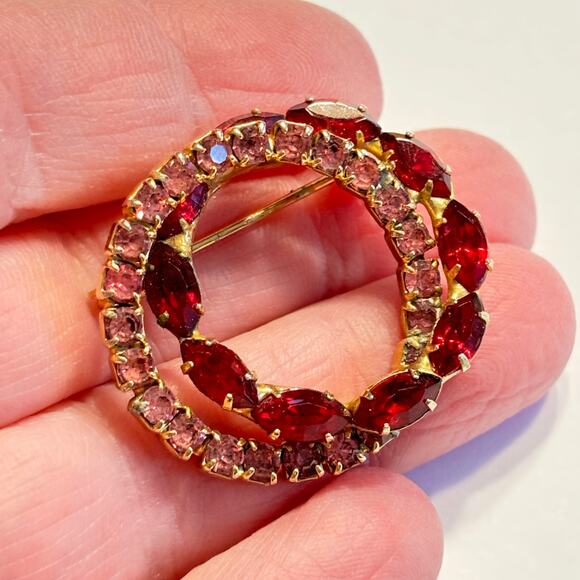 Red & pink rhinestone brooch double infinity wreath goldtone vintage mid century - Picture 6 of 7